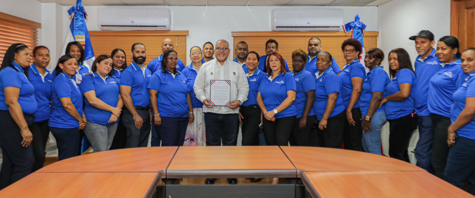 Director Promipyme firma compromiso ante colaboradores